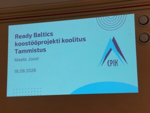 Fotol on pilt seinale kuvatud slaidist, kus on EPIKKoja logo ja pealkiri "Ready Baltics koostööprojekti koolitus Tammistus. Meelis Joost. 18.09.2026 "